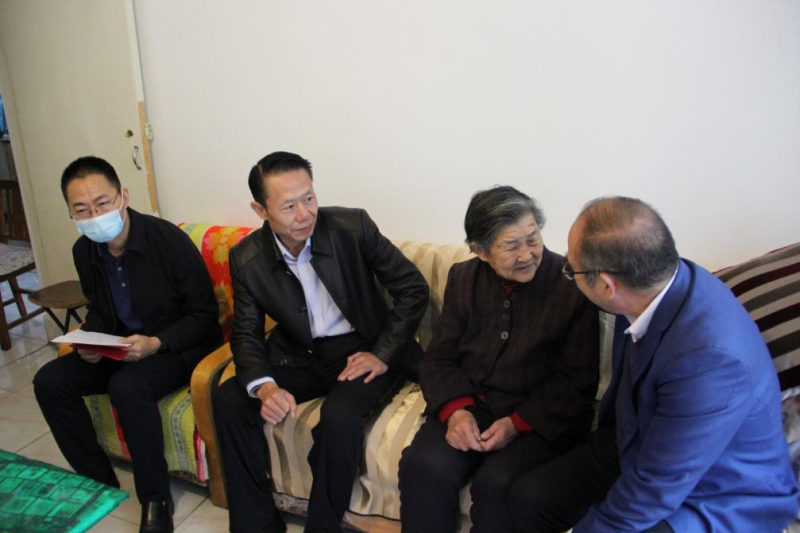 喜迎二十大 暖暖慰問情&mdash;&mdash;青海省總工會(huì)走訪慰問省部級勞模